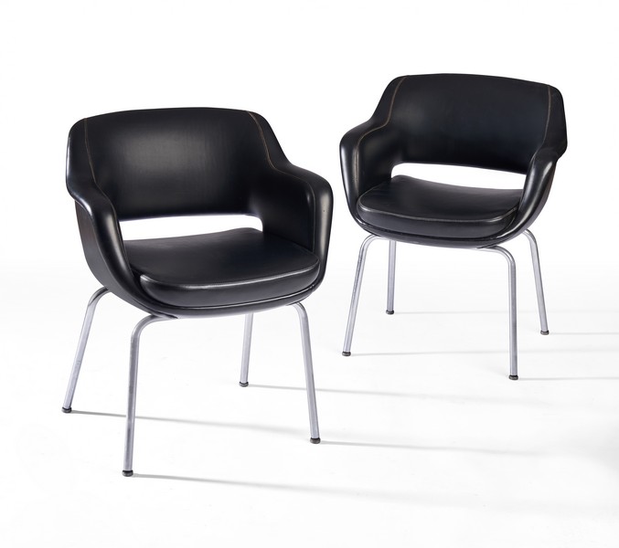 PAIRE DE FAUTEUILS en skaï noir et pieds...