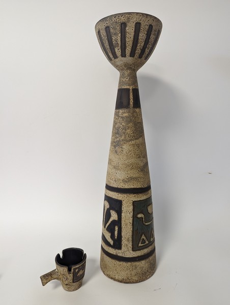 GRAND VASE tronconique à bol, en faïence...