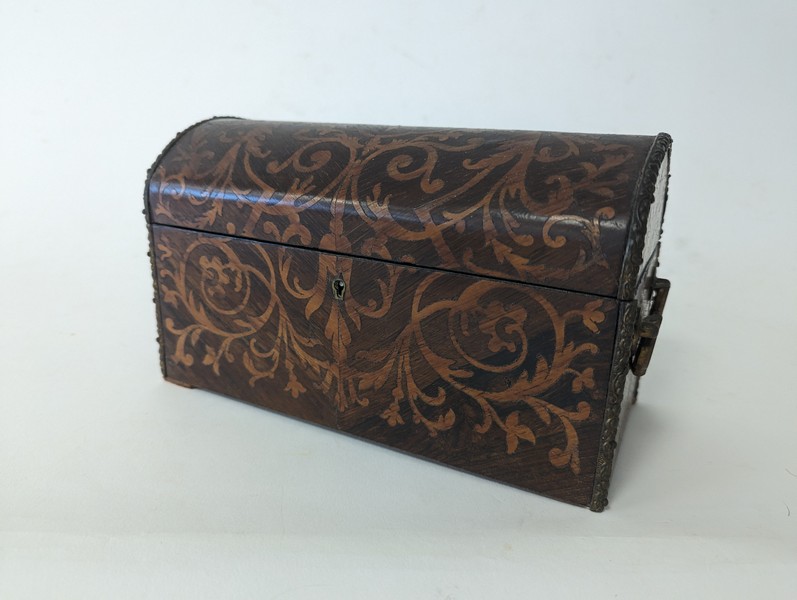 COFFRET rectangulaire à couvercle bombée...