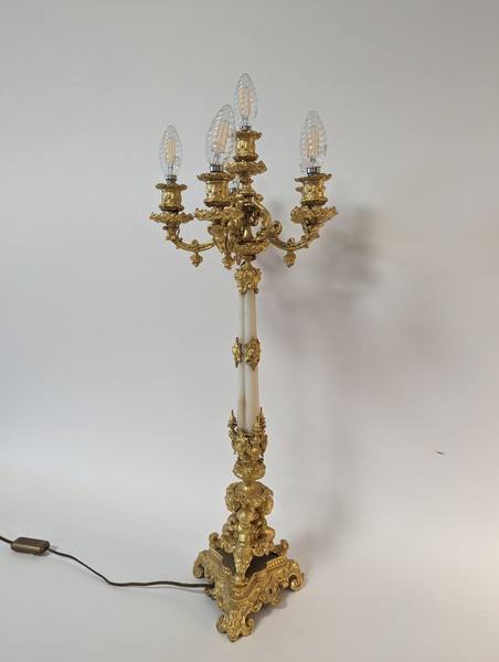 CANDELABRE à six lumières en bronze doré...