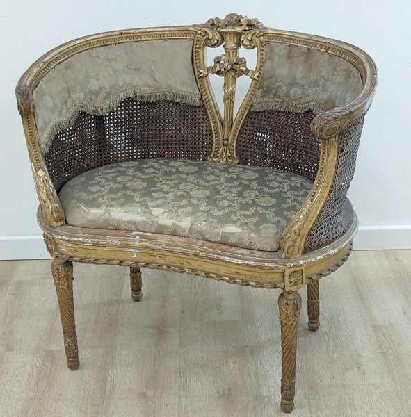 LARGE FAUTEUIL à dossier corbeille en bois...