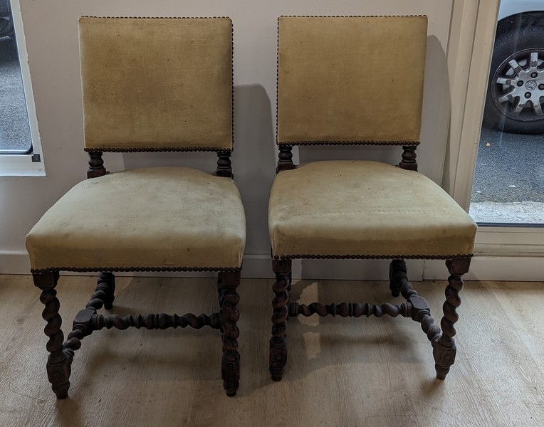 PAIRE DE CHAISES en chêne, piètement torsadé,...