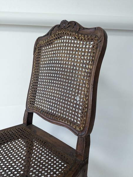 CHAISE en bois mouluré et sculpté à assise...