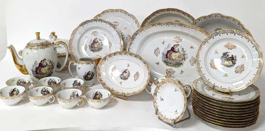 PARTIE DE SERVICE DE TABLE en porcelaine...