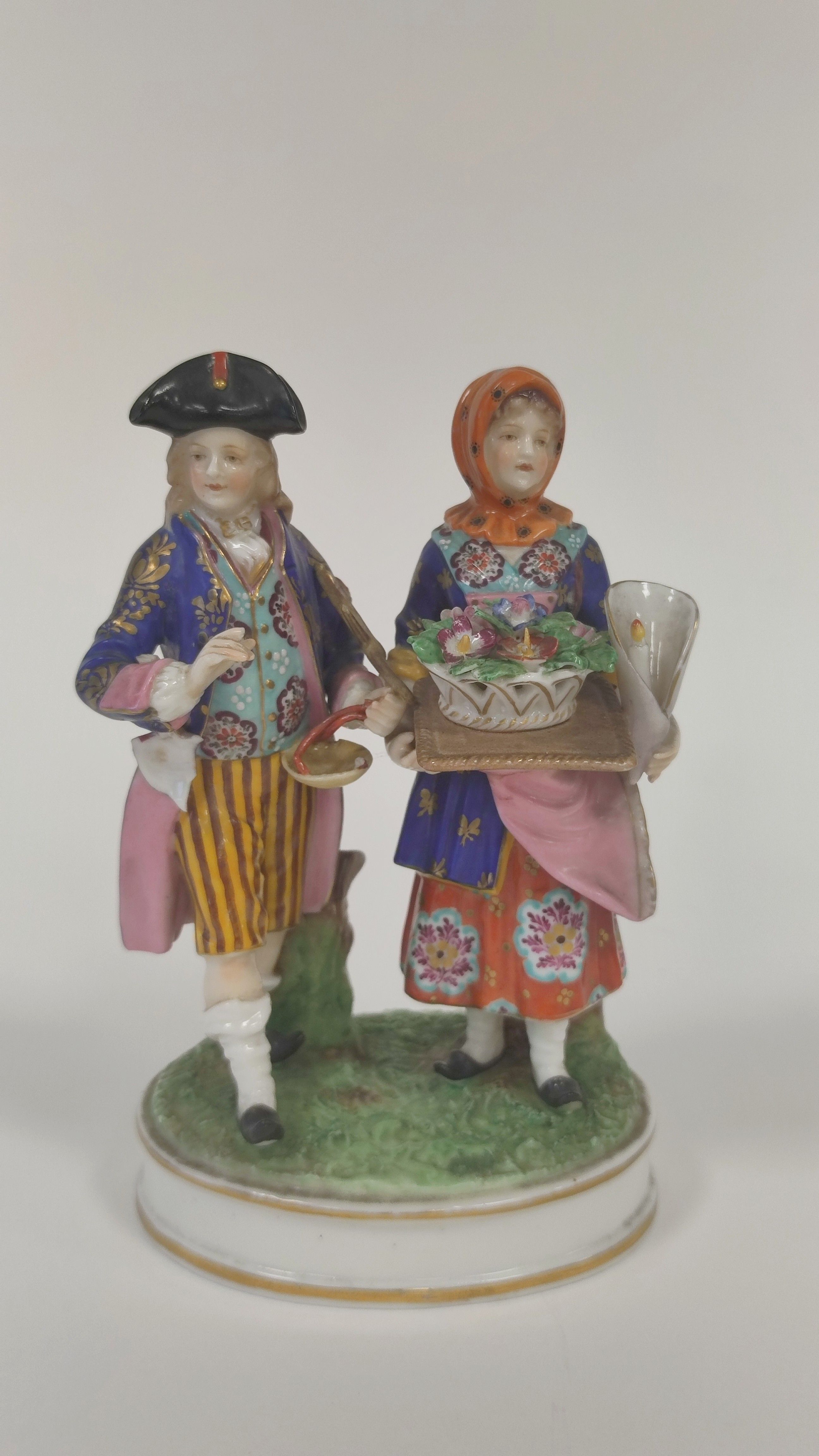 GROUPE en porcelaine polychrome figurant...