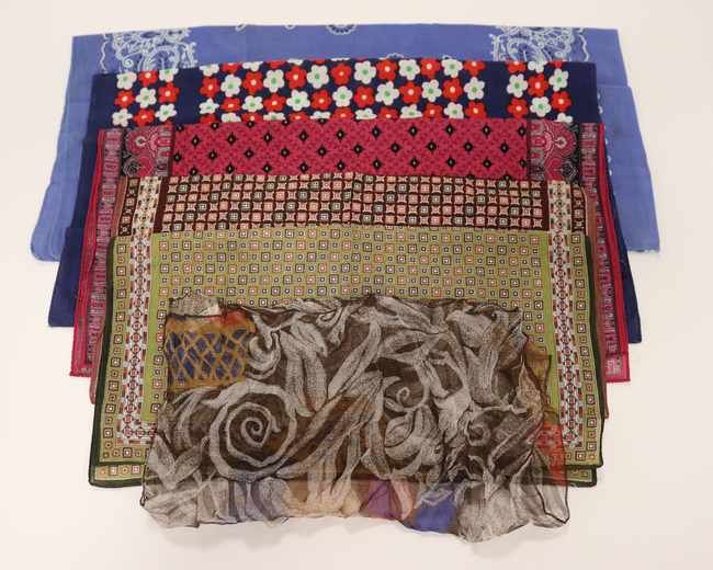 CINQ FOULARDS ET UN BANDANA en crepe et tissu...