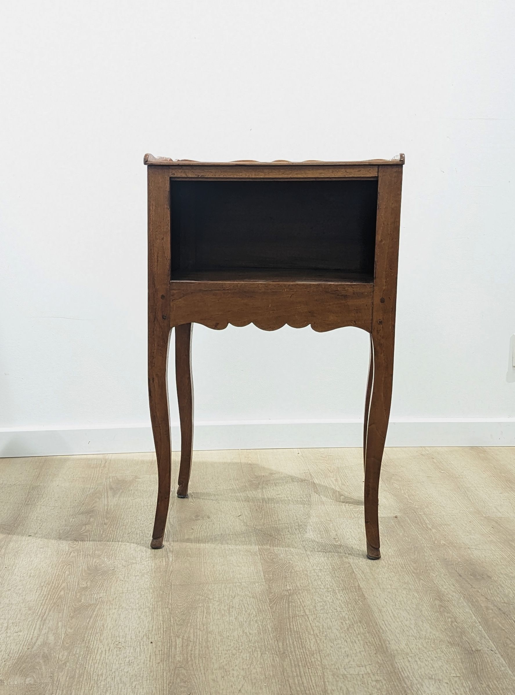 TABLE DE CHEVET rectangulaire en bois naturel...