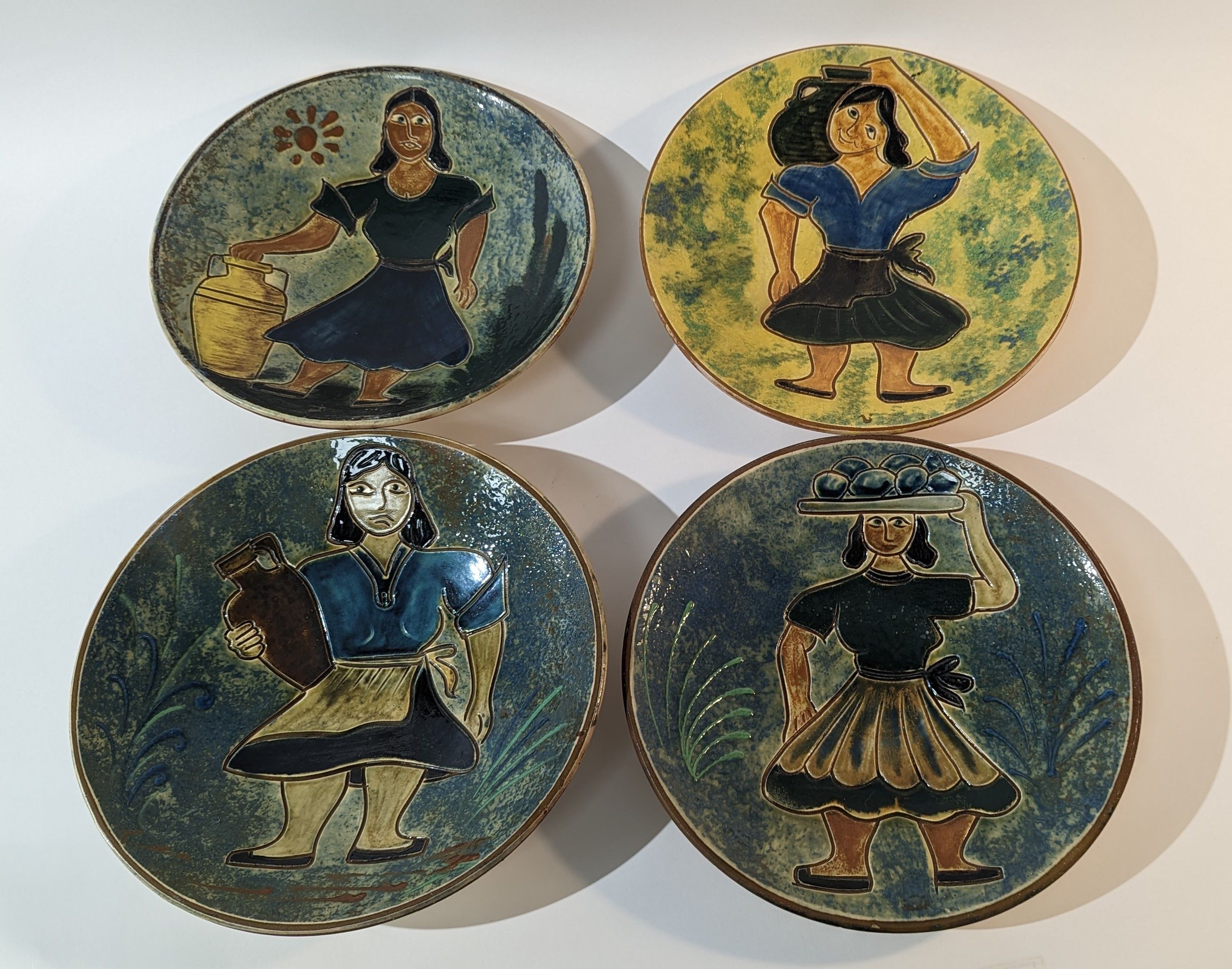 SUITE DE QUATRE GRANDES COUPES décoratives...