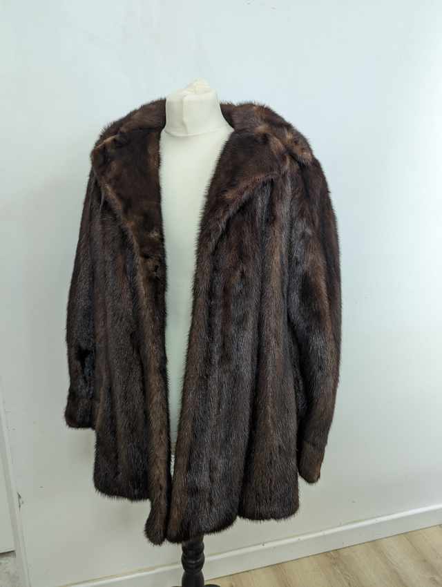 VESTE COURTE en vison à large col, attache...