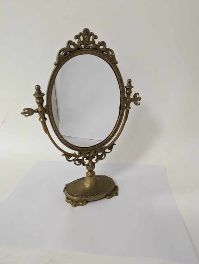 MIROIR DE TOILETTE en bronze à décor roc...