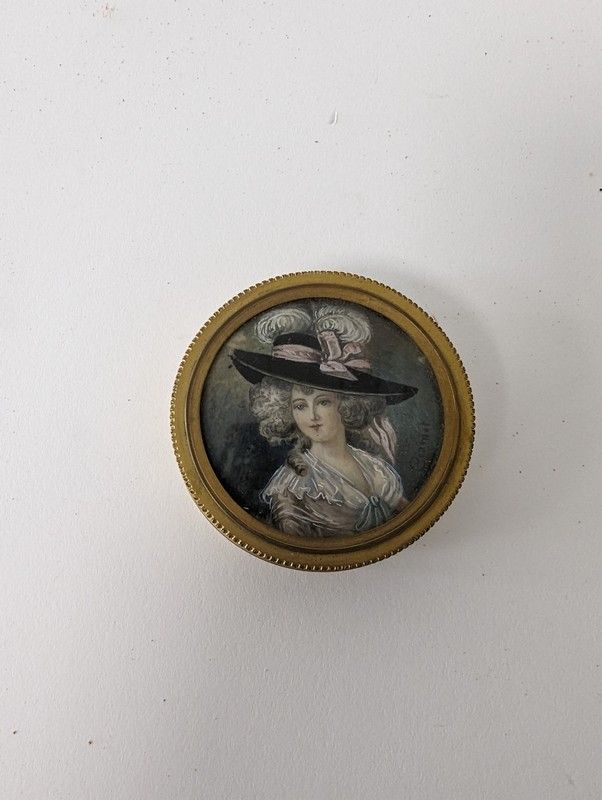 BOÎTE ronde en métal doré ornée d'une miniature...