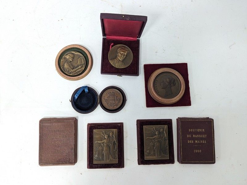 SIX MEDAILLES en bronze patiné dont: