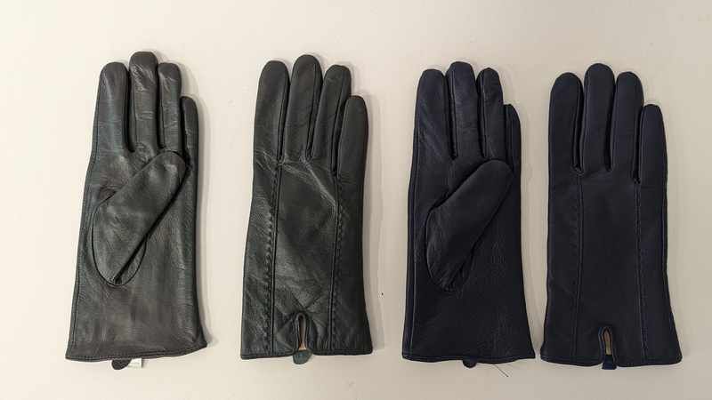 DEUX PAIRES DE GANTS en cuir vert et bleu...