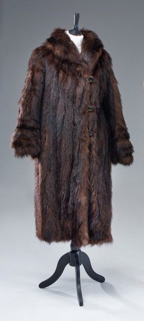 MANTEAU 3/4 en vison brun foncé, à col et...