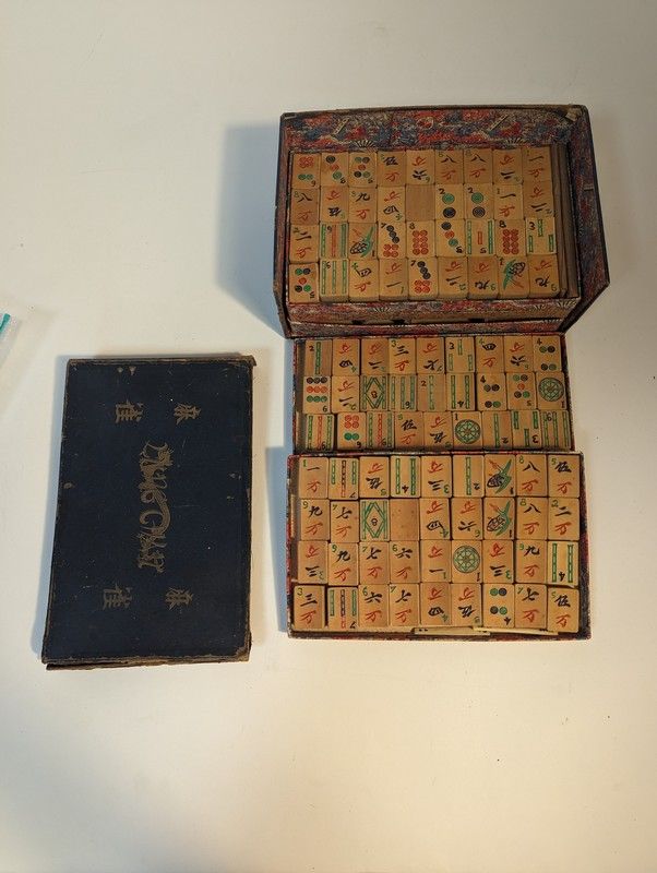 JEU DE MAH JONG en coffret recouvert de papier...