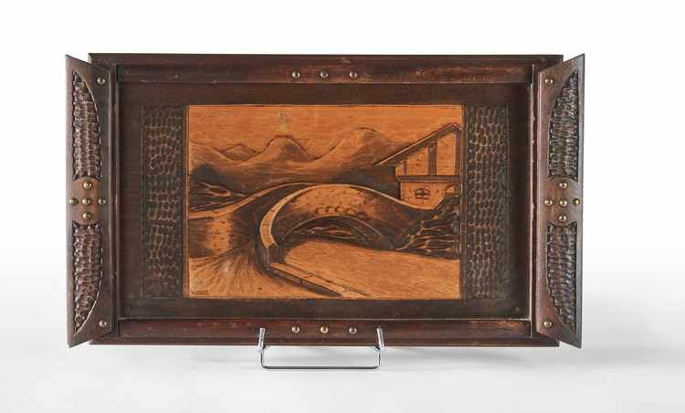PLATEAU rectangulaire en bois, à deux anses...