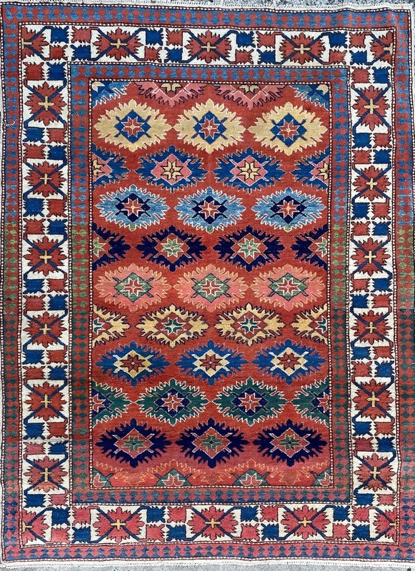 TAPIS en laine polychrome à décor de médaillons...