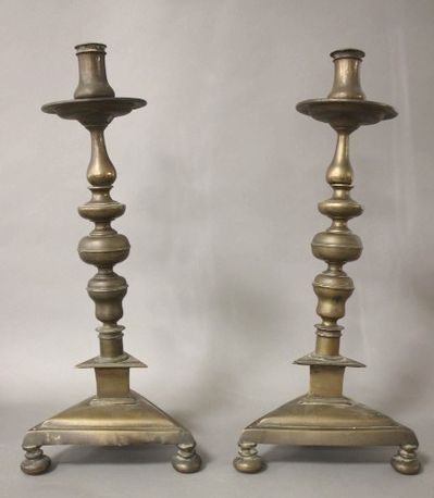 PAIRE DE GRANDS FLAMBEAUX en bronze et laiton,...