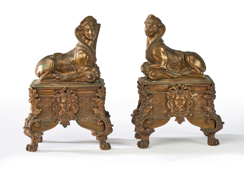 PAIRE DE DEVANT DE CHENETS en bronze figurant...