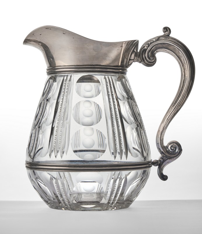 CARAFE en cristal taillé et monture en argent,...