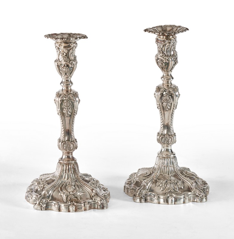 PAIRE DE FLAMBEAUX en argent, à riche décor...
