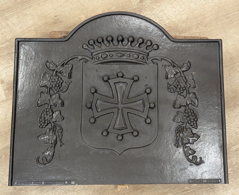PLAQUE DE CHEMINÉE en fonte de fer en chapeau...
