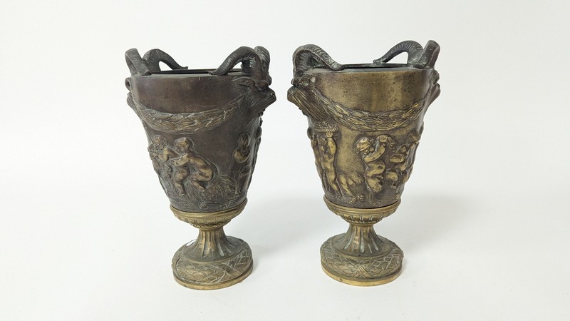 PAIRE DE VASES sur piédouche, en bronze à...