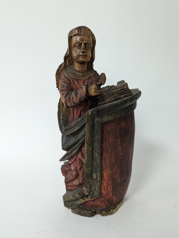 SAINTE professant à une chaire en bois sculpté...