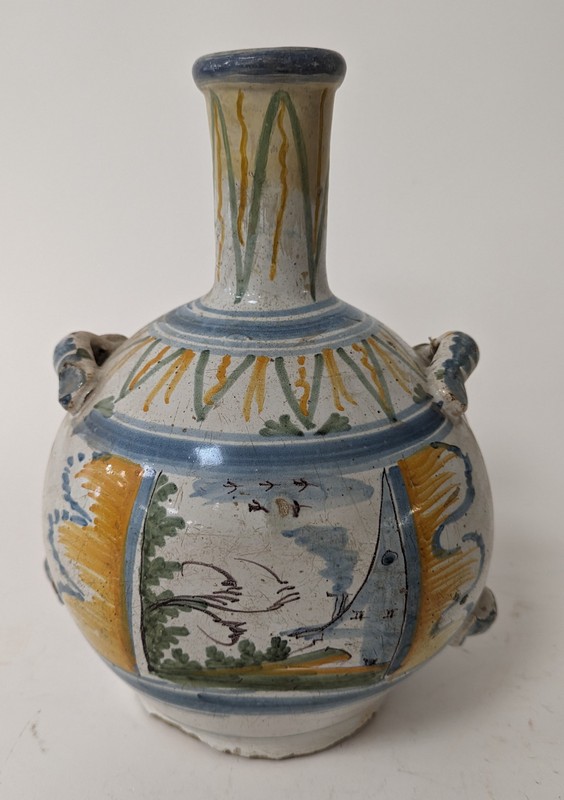 GOURDE à haut col en faïence émaillée polychrome...
