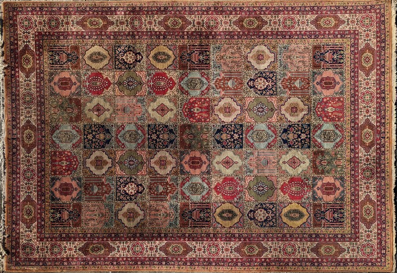 IMPORTANT TAPIS rectangulaire en laine polychrome...