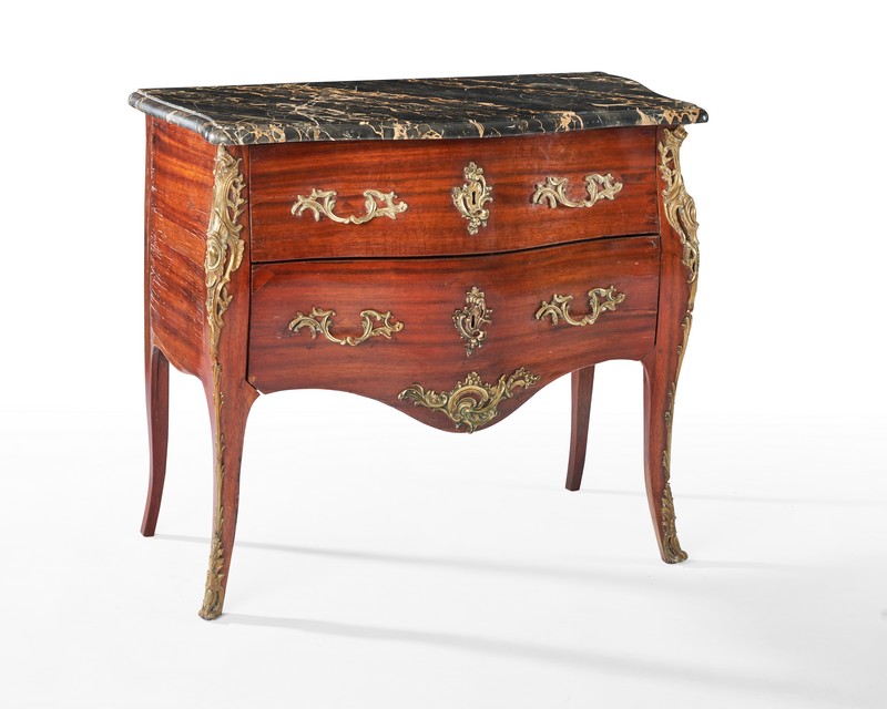 COMMODE sauteuse galbée toutes faces en placage...