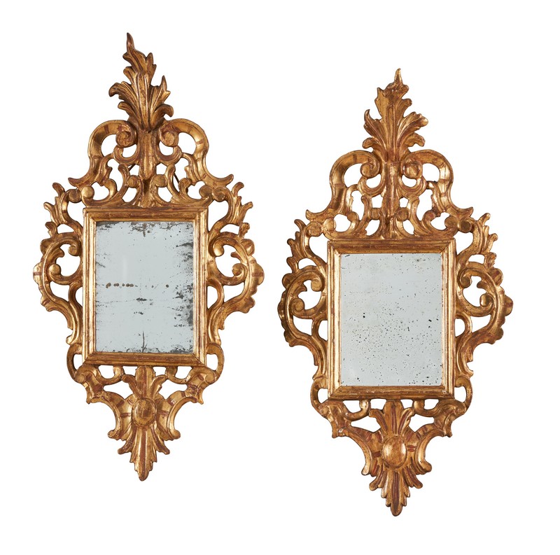 PAIRE DE MIROIRS en bois doré à décor ajouré...