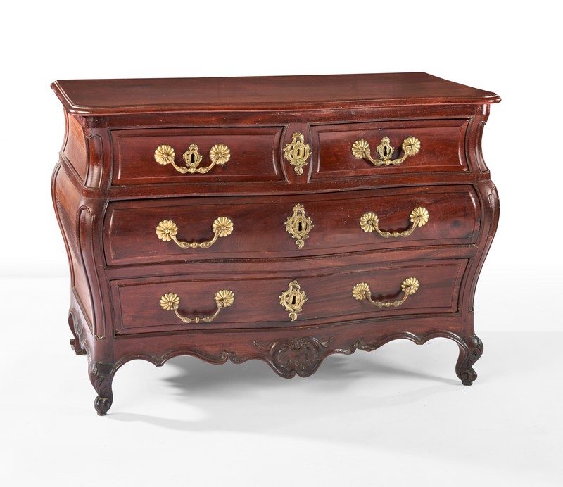 COMMODE BORDELAISE de forme tombeau, galbée...