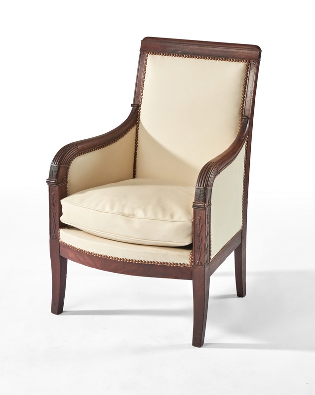 FAUTEUIL à dossier rectangulaire légèrement...