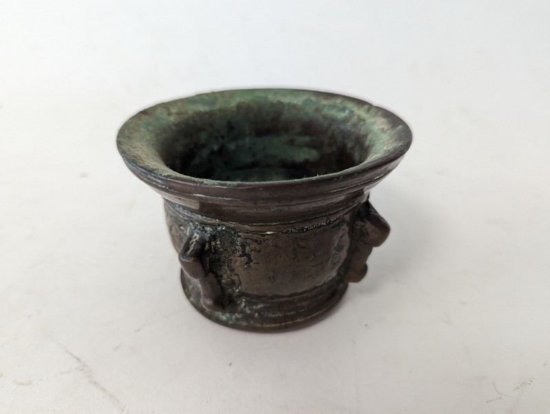 PETIT MORTIER en bronze à contreforts.