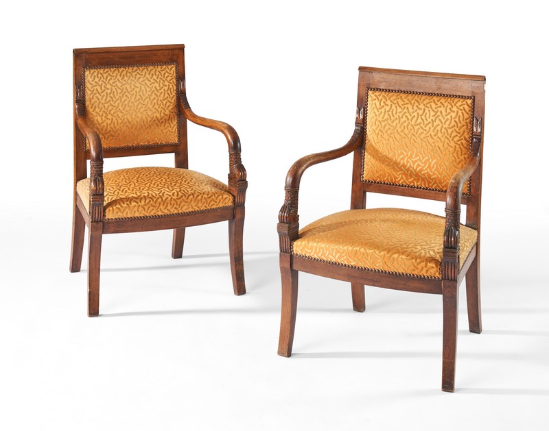 PAIRE DE FAUTEUILS ET UNE CHAISE à dossier...