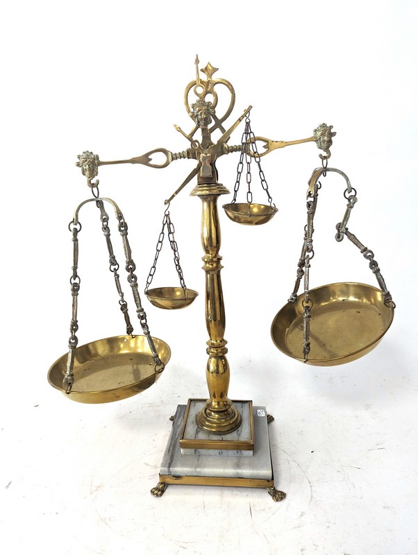 BALANCE en bronze et laiton, à fût balustre...