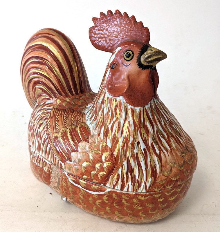 TERRINE en forme de coq, en porcelaine émaillée...