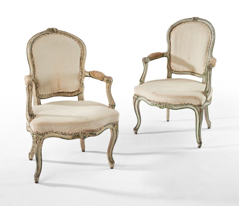 PAIRE DE FAUTEUILS à dossier cabriolet en...