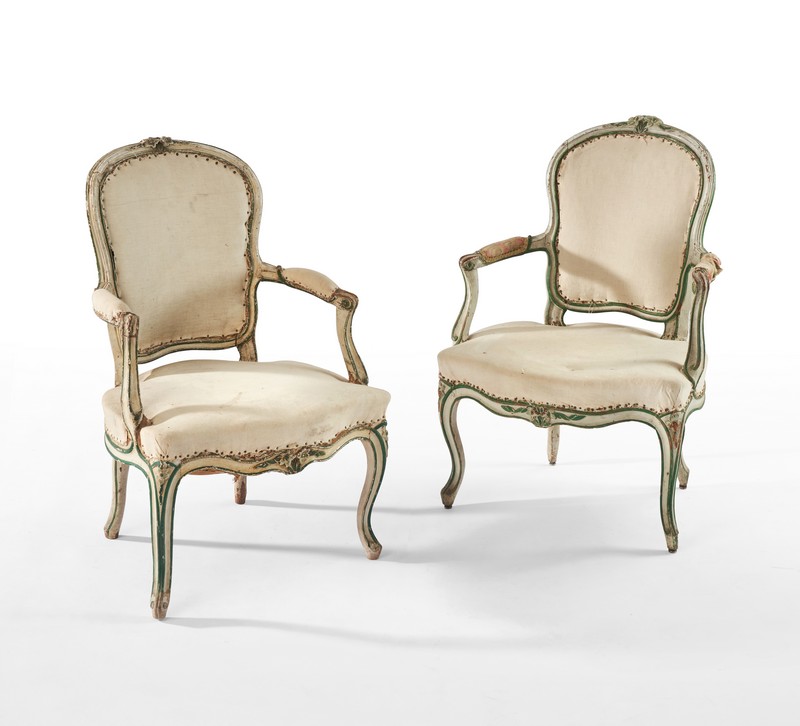 PAIRE DE FAUTEUILS à dossier cabriolet en...