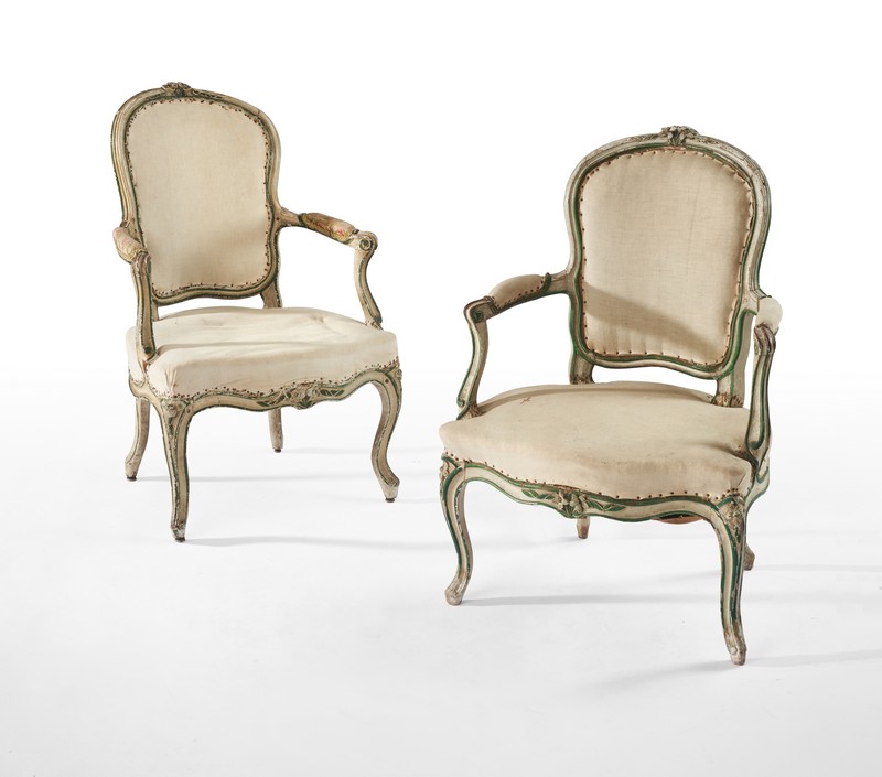 PAIRE DE FAUTEUILS à dossier cabriolet en...