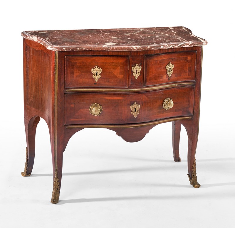 COMMODE SAUTEUSE galbée toutes faces en placage...