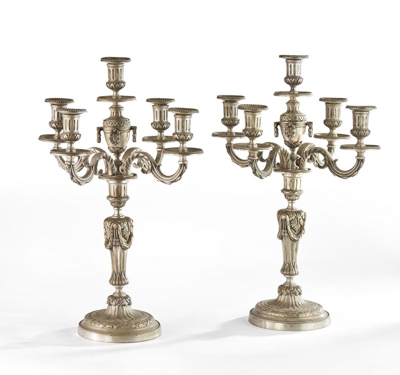 PAIRE DE GRANDS CANDELABRES à cinq lumières...