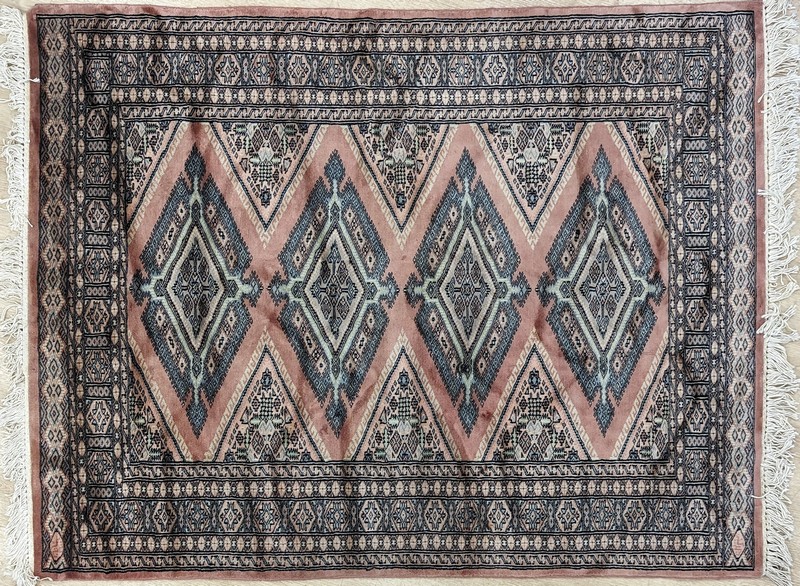 TAPIS en laine à décor de trois losanges...