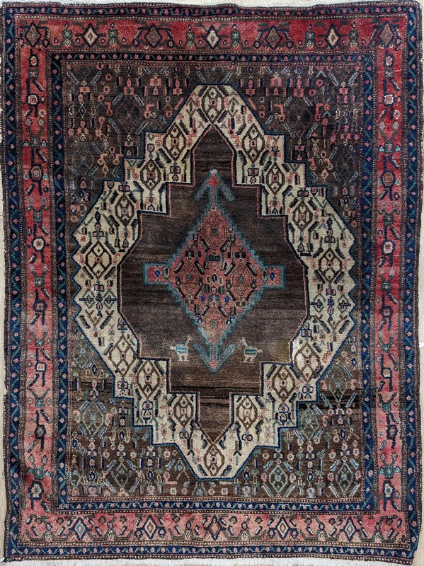 TAPIS en laine polychrome à décor central...