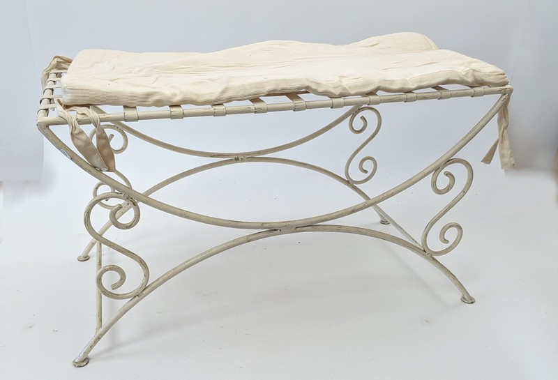 LARGE TABOURET en fer forgé laqué blanc à...