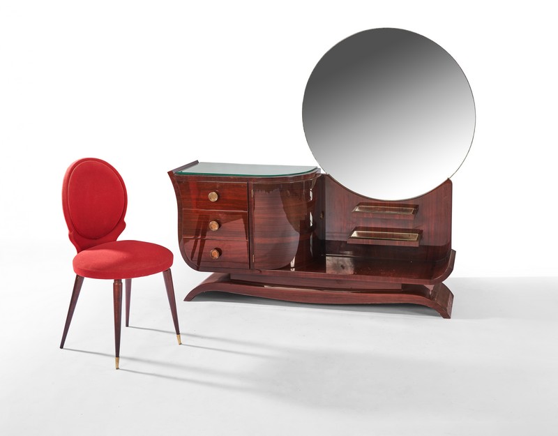 COIFFEUSE ET SON FAUTEUIL à dossier médaillon...