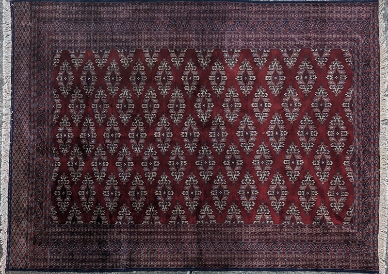 TAPIS en laine polychrome à décor de losanges...