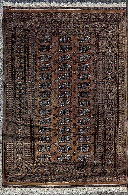 TAPIS en laine polychrome à décor de pieds...