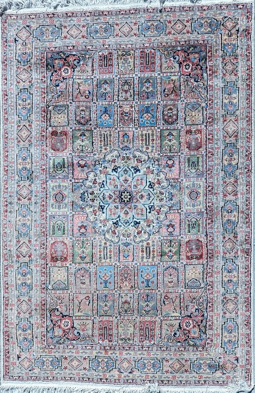 TAPIS en laine polychrome à décor d'une rosace...